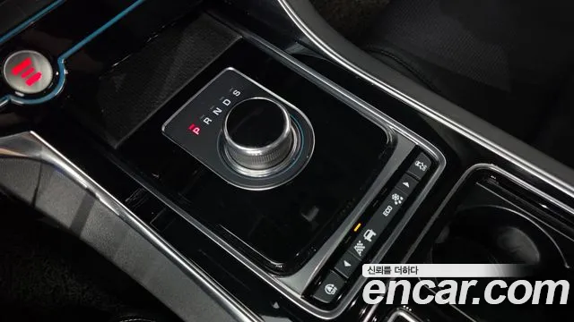 Jaguar XE 2019 thumb 9