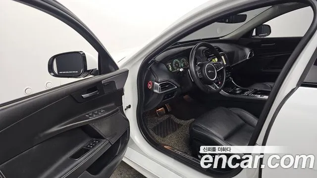 Jaguar XE 2019 thumb 10