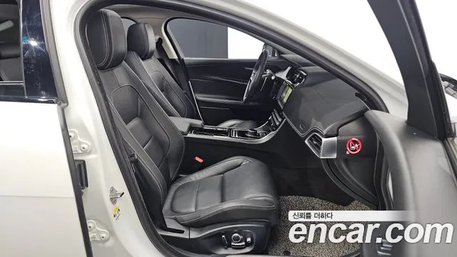 Jaguar XE 2019 thumb 11
