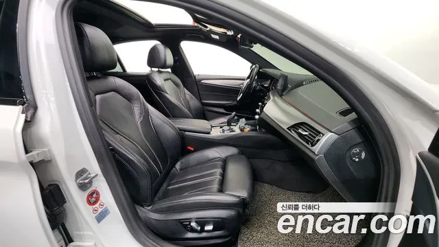 BMW 5-Series 2017 thumb 10