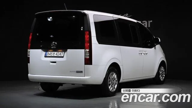 Hyundai Staria 2024 thumb 2