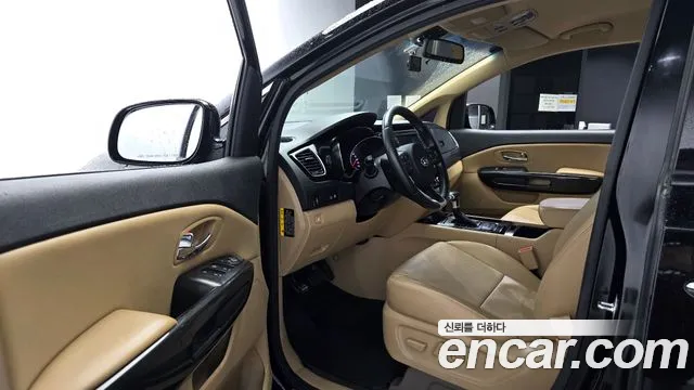 Kia Carnival 2016 thumb 10