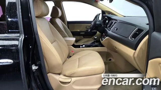 Kia Carnival 2016 thumb 11