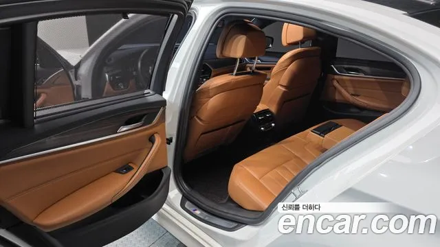 BMW 5-Series 2017 thumb 11