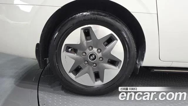 Hyundai Staria 2023 thumb 5