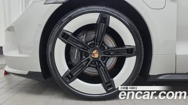 Porsche Taycan 2024 thumb 5