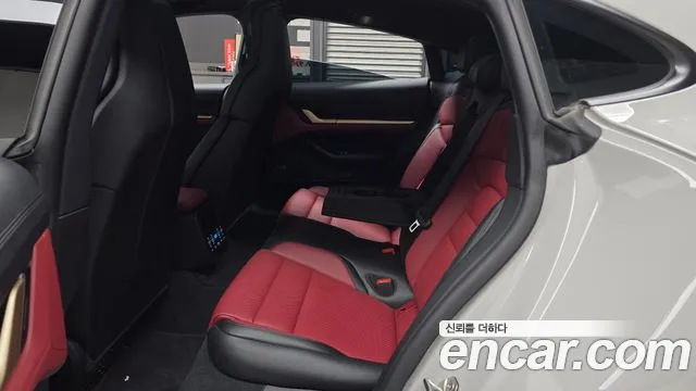 Porsche Taycan 2024 thumb 12