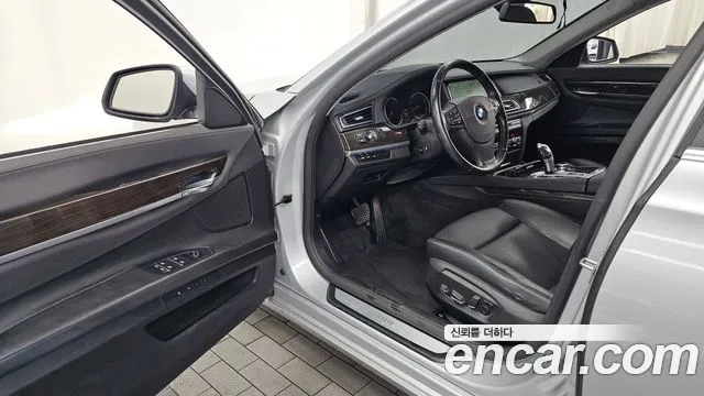 BMW 7-Series 2013 thumb 10