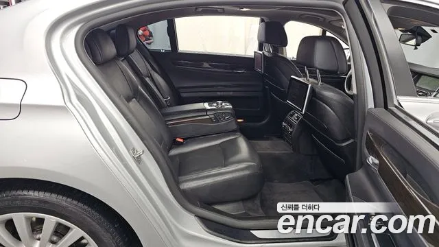 BMW 7-Series 2013 thumb 12