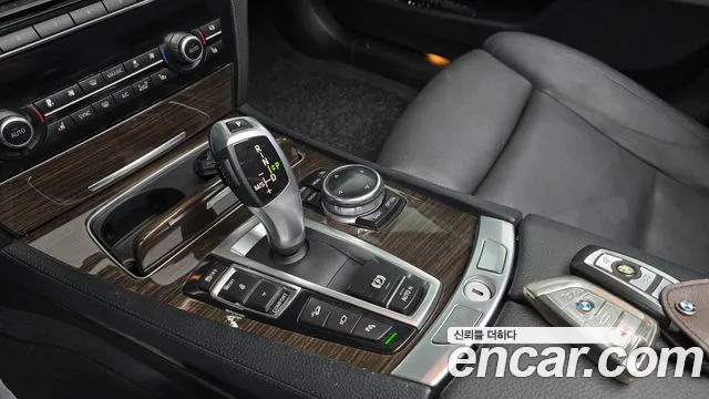 BMW 7-Series 2014 thumb 8