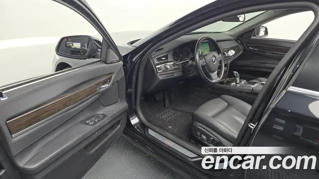 BMW 7-Series 2014 thumb 9