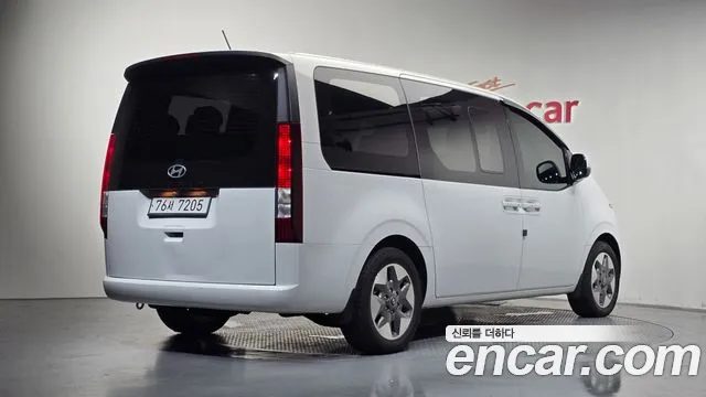 Hyundai Staria 2024 thumb 2