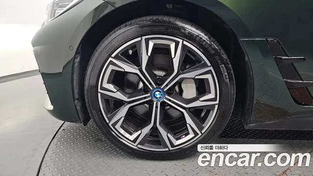 BMW i4 2022 thumb 4