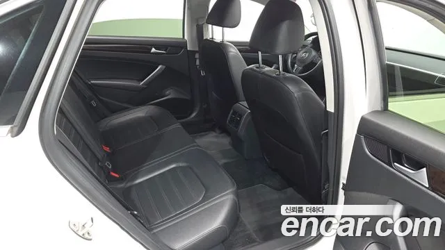 Volkswagen Passat (North America and China) 2015 thumb 12