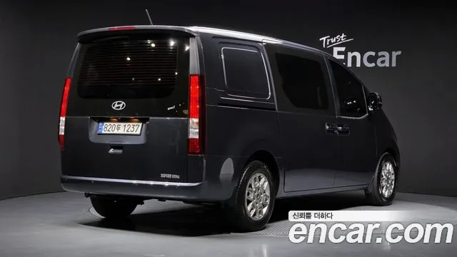 Hyundai Staria 2024 thumb 2