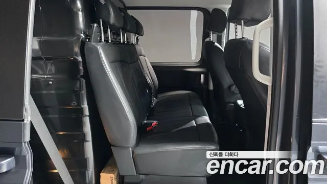 Hyundai Staria 2024 thumb 11
