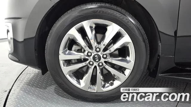 Kia Carnival 2015 thumb 5