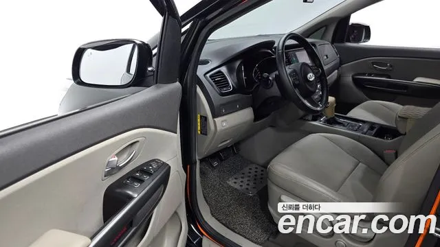 Kia Carnival 2015 thumb 10