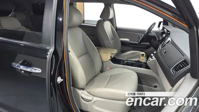 Kia Carnival 2015 thumb 12