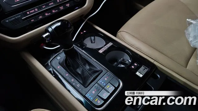 Kia Carnival 2015 thumb 9