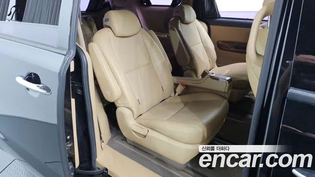 Kia Carnival 2015 thumb 11