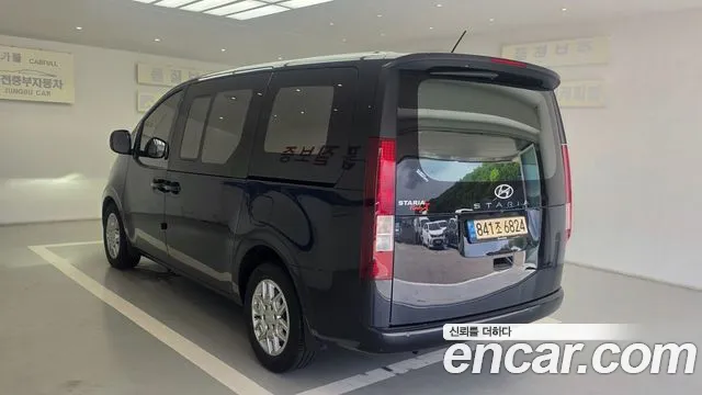 Hyundai Staria 2023 thumb 4