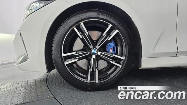 BMW 3-Series 2024 thumb 5