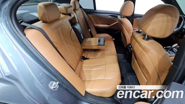 BMW 5-Series 2017 thumb 11