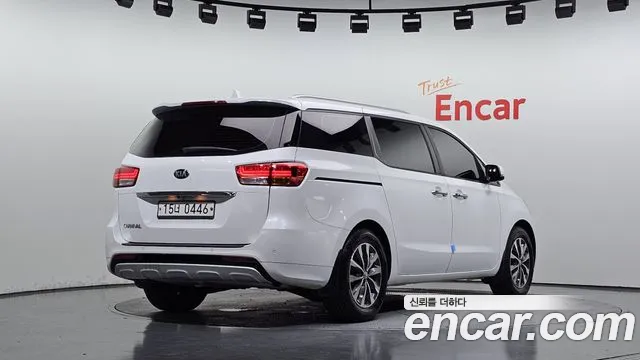 Kia Carnival 2016 thumb 2