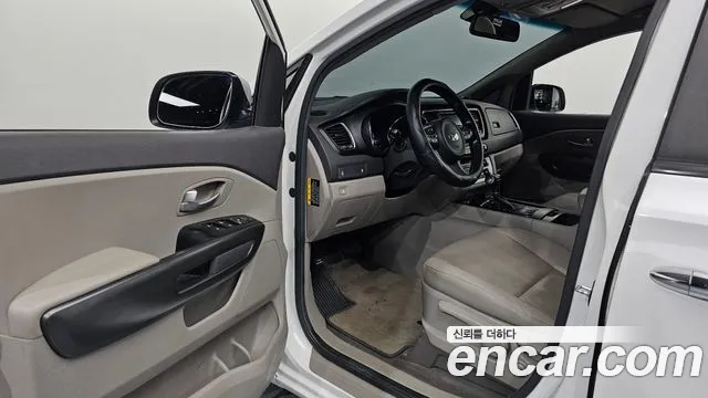 Kia Carnival 2016 thumb 10