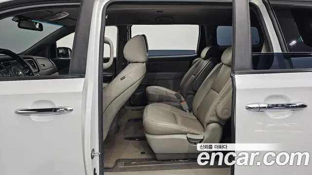 Kia Carnival 2016 thumb 11