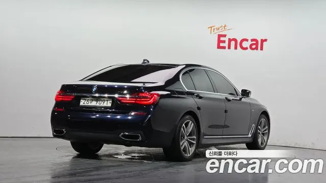 BMW 7-Series 2017 thumb 2