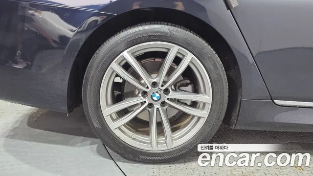 BMW 7-Series 2017 thumb 5