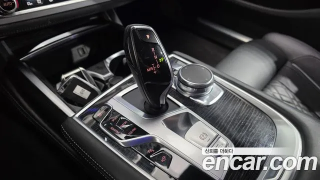 BMW 7-Series 2017 thumb 9