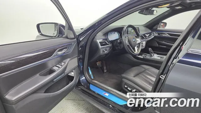 BMW 7-Series 2017 thumb 10