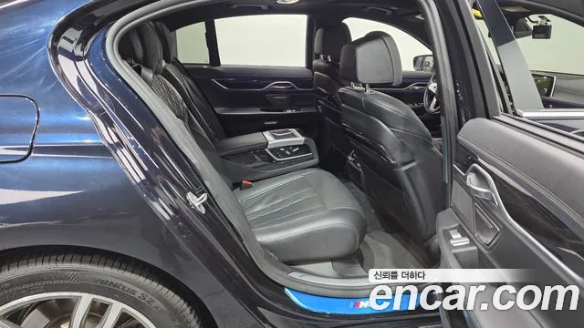 BMW 7-Series 2017 thumb 12