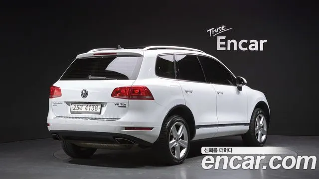 Volkswagen Touareg 2012 thumb 2