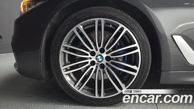 BMW 5-Series 2018 thumb 4
