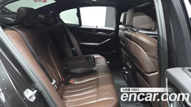 BMW 5-Series 2018 thumb 11