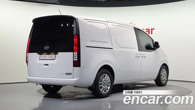 Hyundai Staria 2024 thumb 2
