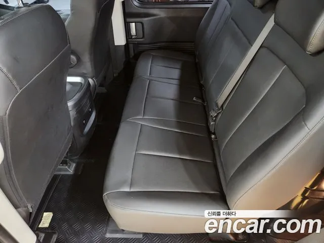 Hyundai Staria 2023 thumb 8