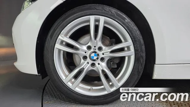 BMW 3-Series 2018 thumb 5