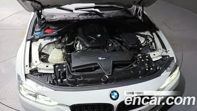 BMW 3-Series 2018 thumb 6