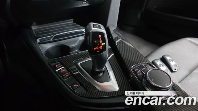 BMW 3-Series 2018 thumb 9