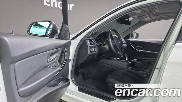 BMW 3-Series 2018 thumb 10