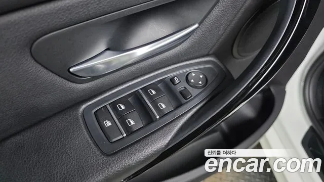 BMW 3-Series 2018 thumb 11