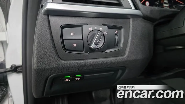 BMW 3-Series 2018 thumb 12