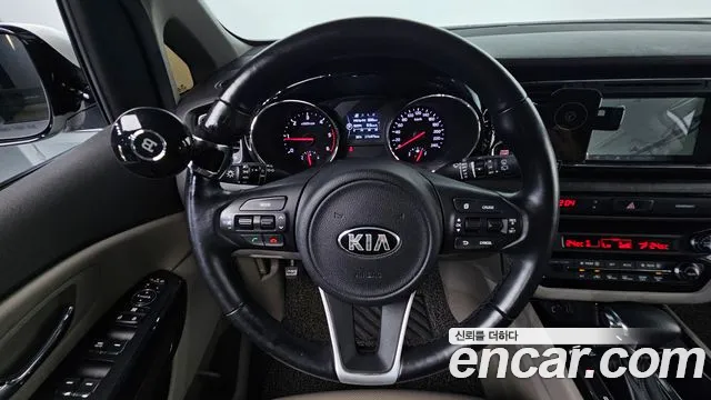 Kia Carnival 2017 thumb 11