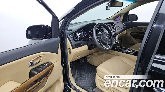 Kia Carnival 2016 thumb 10