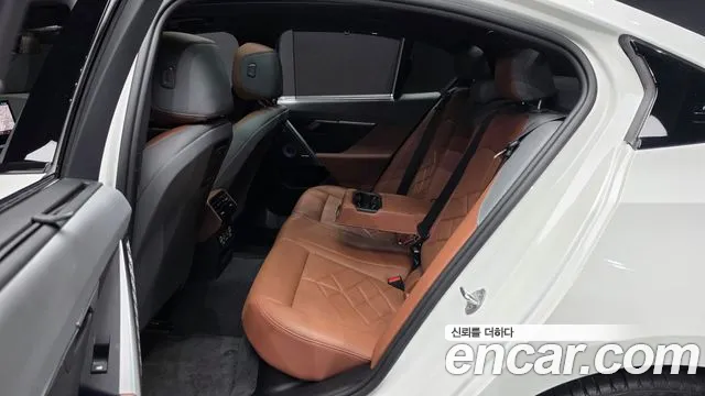 BMW 5-Series 2024 thumb 11